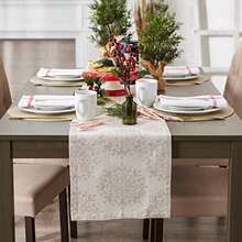 DII - Mantel Festivo metálico Brillante, Camino de Mesa, 35 x 183 cm, Estampado de Copos de Nieve metálicos(Table Runner, 14x72" Copos de nieve Jacquard) - Multicolor - Ver 5