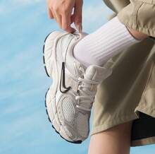 Nike V5 RNR 女士透气轻便经典系带休闲运动鞋 - 白色/銀色/杏色 - 查看 2