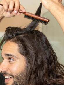 一套包含：猪鬃毛发刷，适用于所有发质（干/湿），可打造男女皆宜的卷发造型；猪鬃毛胡须刷；木质三排发梳；蓬松发刷；尖尾梳；边缘梳；专业无香发刷，适用于粗细发质，可打造光滑服帖的背头造型；可用作头皮按摩工具，辅助发型设计和剪发；返校季必备发刷套装；旅行度假必备。