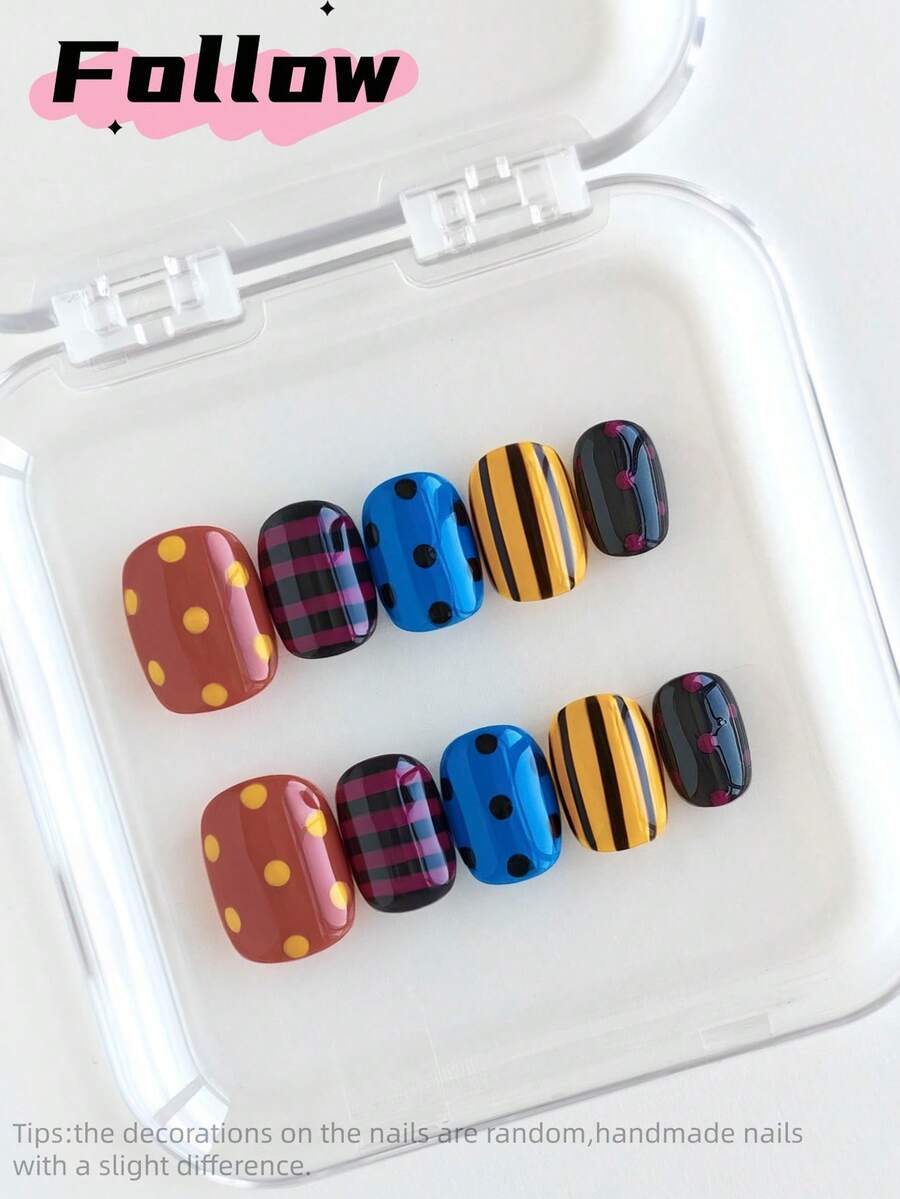 10片装短方形手工美甲贴纸，黑色、条纹、波点、彩色、棕色、黄色、Y2K风格，可爱百搭，适合女性和女孩在冬季、新年、度假或日常美甲时佩戴。手工按压式美甲贴片。