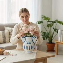 Cabin Kangaroo 1 chiếc bình hoa phong cách nghệ thuật hiện đại, lấy cảm hứng từ triết lý nghệ thuật của Klein, kết hợp các yếu tố của cột Ionic Hy Lạp, được vẽ tay hoàn toàn, là bình hoa nhựa thủ công chất lượng cao, vật trang trí bình hoa có giá trị nghệ thuật, bình trang trí không gian. - Nhiều màu - Xem 9