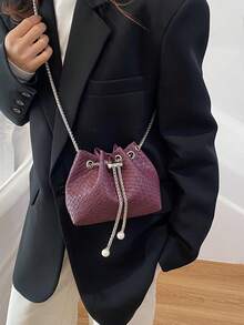 1个链条抽绳封口PVC亮片闪亮水桶包，金属珍珠装饰闪光彩色女士晚宴手拿包单肩斜挎口红包，时尚礼品，适合女士派对和晚宴穿着 - 酒紅色 - 查看 4