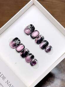 纯手工制作的短款方形圆形美甲贴片，手绘紫色猫眼格纹美甲，高品质简约设计美甲，秋冬季美甲，全覆盖假指甲，Y2K风格美甲，独特小众创意假指甲，日常美甲，可爱现代风格美甲，可拆卸佩戴，可重复使用。美甲用品 手工按压式美甲贴片 - 彩色 - 查看 2