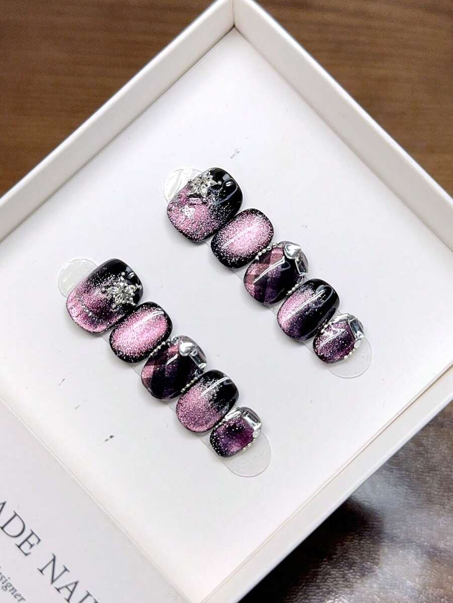 纯手工制作的短款方形圆形美甲贴片，手绘紫色猫眼格纹美甲，高品质简约设计美甲，秋冬季美甲，全覆盖假指甲，Y2K风格美甲，独特小众创意假指甲，日常美甲，可爱现代风格美甲，可拆卸佩戴，可重复使用。美甲用品 手工按压式美甲贴片