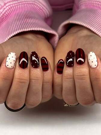 24片Y2K风格短椭圆红色法式美甲贴纸，饰以棕色和红色线条及波点图案，展现西式风格，完美贴合，包含1瓶甲油胶和1把指甲锉，适合女孩日常佩戴，也适合秋冬季的派对和聚会。