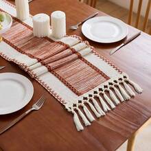 Nordischer Boho gestreifter Tischläufer: handgewebt mit Quasten, geeignet für Esstische, runde Couchtische und rustikale Heimdekoration, perfekt für Hochzeitsempfänge, Outdoor-Partys und Valentinstag-Dekorationen. Das rechteckige Design passt zur Heim- und Esszimmer-Dekoration, kann als Tischmitte für die Küche, dekoratives Tischzubehör und Landhausstil-Dekoration verwendet werden. Wunderschön gewebt, strapazierfähiger Stoff. - Rot - Übersicht 11