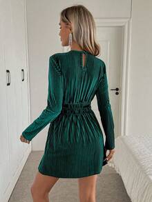 Women Green Velvet Waist Cinched Flare Sleeve Elegant Dress, Suitable For Christmas, Party Occasions - Dark Green - View 2