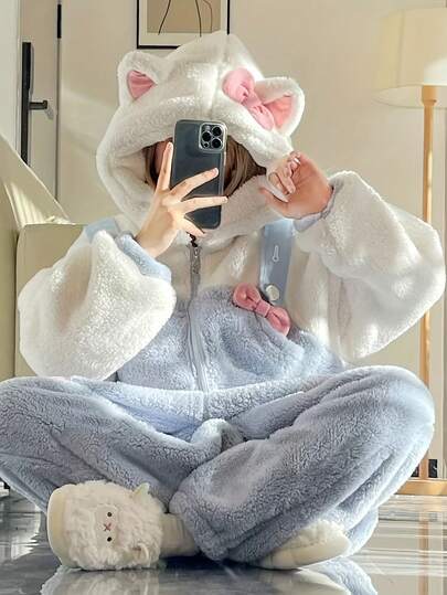ثوب نسائي ناعم بشكل قطة، بيجامات قطة زرقاء وبيضاء بفيونكة، رداء حمام كرتوني ناعم من مواد مبطنة، بدلة نسائية دافئة مبطنة بأكمام طويلة وقبعة، بتفاصيل فيونكة وردية، ملابس نوم دافئة للربيع/الشتاء مع جيوب، ملابس نوم جميلة، ملابس منزلية مريحة، تصميم مرح، ملمس ناعم، ملابس منزلية نسائية طويلة الأكمام للشتاء مقاسات كبيرة، ضروريات الشتاء، مثالية لرأس السنة