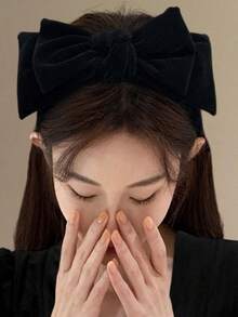 这款超大号丝绒蝴蝶结发箍适合秋冬季节，可用于派对装饰或日常佩戴。对于忙碌的公主们来说，它是一款时尚的发箍。此外，它也是送给女性的绝佳礼物和应季时尚配饰。发带，发箍 - 彩色 - 查看 6