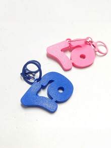 1个可爱的67伙伴钥匙扣，眼睛表情丰富 - 多种颜色可选，67伙伴钥匙扣，耐用塑料材质，可用于包包、背包或收藏展示，趣味设计，钥匙扣配件，精细雕刻，67脑残粉，67装饰品，六七周边礼品，六七小摆件，男女皆宜，圣诞礼物，派对小礼物，可用于钱包、汽车，非常适合挂在背包和车钥匙上。 - 彩色 - 查看 8