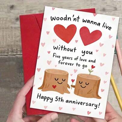 1pc "Woodn't Wanna Live Without You: Happy 5th Anniversary" Cute Tree Stump Couple Card – Sweet White Design With Playful Smiling Tree Stumps (Plus Heart Accents) And Punny, Warm Anniversary Text. Perfect For Gifting To A Partner On Your 5th Anniversary, Blending Silly Wordplay With Sincere "Forever" Affection. Cheerful, Charming Tone, Includes Red Envelope – A Delightful, Whimsical Card To Celebrate 5 Years Of Love And More To Come.