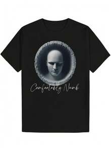 Camiseta gráfica casual de verano para hombres - Camiseta de poliéster ligera con cuello redondo, impresión de arte urbano y texto "Comfortably Numb", lavable a máquina, ajuste regular para atuendo casual, ropa transpirable, camiseta con impresión artística, tela cómoda - Negro - Ver 2
