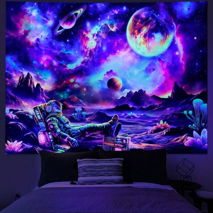 Arazzo con astronauta, arazzo spaziale galassia, arazzo universo che brilla al buio, arazzo cielo stellato al neon, decorazione da parete per la casa - Viola - Visualizzare 1
