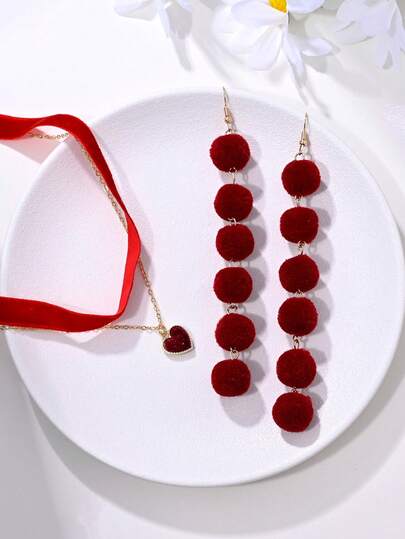  一套包含一对复古红色毛绒球长耳环和一条双层天鹅绒心形吊坠项链，适合女性日常、约会、婚礼、派对、周年纪念、情人节、生日、新年等场合佩戴。