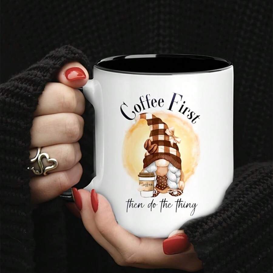 Funny Gnome Coffee Mug 325ml - "Coffee First, Then Stuff." Ceramic Mug With A Unique Gnome Design. Ideal For Coffee Lovers, Families, Colleagues, And Friends. Great Christmas Gifts For Coffee Lovers. - 黑與白 - 查看 1