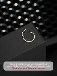 1件S925纯银镀金经典圆形锆石鼻环，小巧精致，简约低敏，男女皆宜的迷你穿孔饰品。可用作鼻钉/穿孔饰品/鼻饰/耳环，适合男女日常佩戴。 - 彩色 - 查看 3