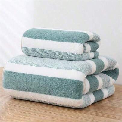 1 chiếc khăn tắm dày dặn, chất liệu lông cừu san hô, họa tiết sọc, màu cà phê, kích thước 70*140cm, thấm hút cao và không để lại xơ vải, thích hợp sử dụng trong trang trí phòng tắm gia đình.