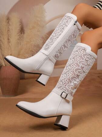 Botas de tacón grueso con hebilla, punta puntiaguda y decoración de encaje hueco, de unicolor, estilo romántico y elegante para uso diario, fiesta, boda y múltiples ocasiones, en todas las estaciones, en cuero blanco con parches de encaje