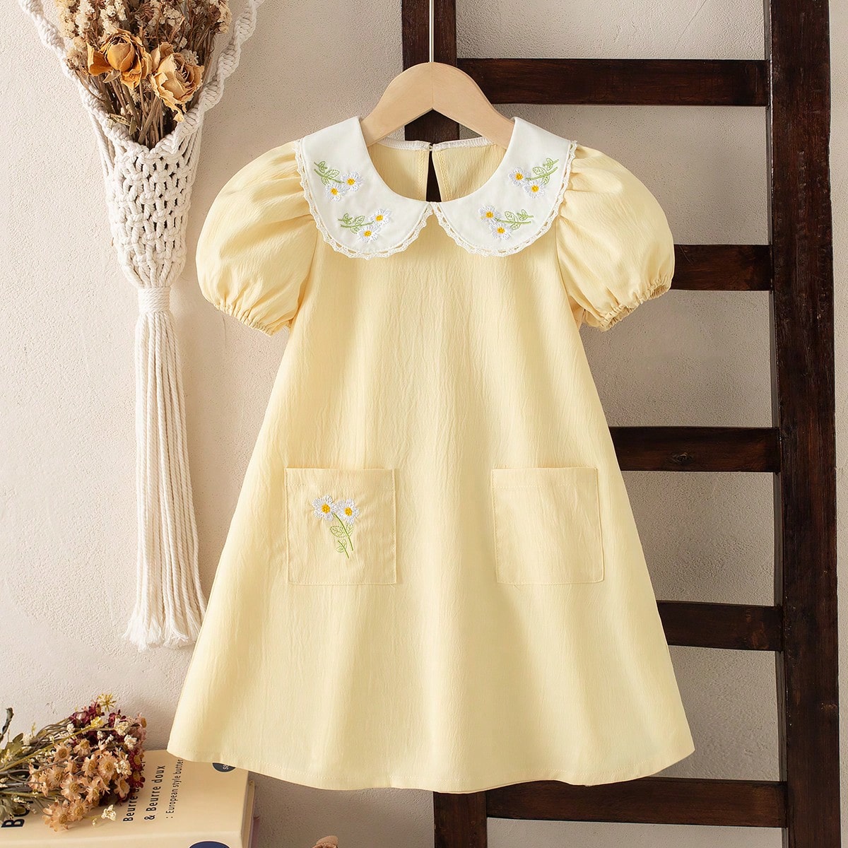Vestido nuevo de verano para niñas con cuello Peter Pan, mangas abullonadas, bordado y bolsillo decorativo