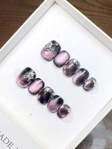 纯手工制作的短款方形圆形美甲贴片，手绘紫色猫眼格纹美甲，高品质简约设计美甲，秋冬季美甲，全覆盖假指甲，Y2K风格美甲，独特小众创意假指甲，日常美甲，可爱现代风格美甲，可拆卸佩戴，可重复使用。美甲用品 手工按压式美甲贴片 - 彩色 - 查看 3