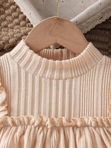 女童时尚休闲可爱套装：褶皱花卉丝绒T恤+蝴蝶结装饰保暖PU皮裙裤+棕色时尚PU皮帽 - 卡其色 - 查看 3