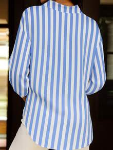 قميص نسائي كاجوال جديد مطبوع بخطوط مع أزرار - أزرق فاتح - مشاهدة 2