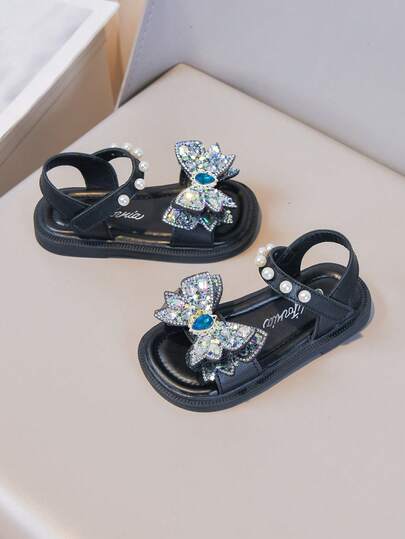 1 par söta småbarnsflickors utomhussandaler med kristallpaljetter och fjärilsdekor, kardborreband och platta sandaler, prinsessliknande stil