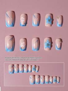 24片3D凝胶短方形蓝色法式美甲贴纸，饰以3D凝胶花朵、金色星星和金色珍珠，展现迷人女性魅力。全覆盖亚克力假指甲套装，包含1片果冻凝胶和1个指甲锉，易于粘贴。这款3D凝胶美甲贴纸适合女性日常工作、度假和派对等场合。 - 淺藍色 - 查看 3