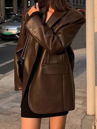 Ny brun, lös retro- och klassisk PU-läderkavaj för kvinnor, damkavaj med kaffemönster och slag, lämplig för vår och höst. Denna högkvalitativa, avslappnade kavaj har en spetsig krage och slits i nederkanten, vilket utstrålar en lyxig känsla. Det är ett mångsidigt och unikt plagg, lämpligt för olika stora tillfällen som jul, fester, scenframträdanden, dejter, bröllop och andra evenemang. Vårnyhet för kvinnor