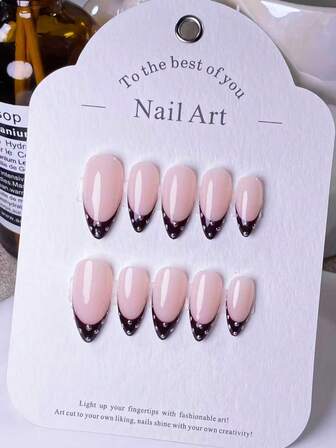 10 piezas de uñas postizas con forma de almendra de color marrón oscuro con tachuelas plateadas hechas a mano. Decoradas con tachuelas plateadas colocadas a mano y con puntas francesas de color marrón oscuro pintadas a mano, estas uñas tienen un estilo elegante, romántico pero minimalista, que transmite un ambiente sofisticado, sexy y lujoso. Ideales para uso diario, citas, conciertos y ocasiones de negocios casual elegante, son un excelente regalo para mujeres y niñas.