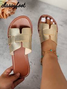 Sandalias planas con puntera cuadrada y pliegues, de estilo de verano y resort, de PU color dorado para mujer, de ajuste ancho - Dorado - Ver 2