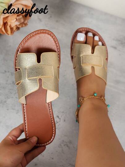 Sandalias planas con puntera cuadrada y pliegues, de estilo de verano y resort, de PU color dorado para mujer, de ajuste ancho