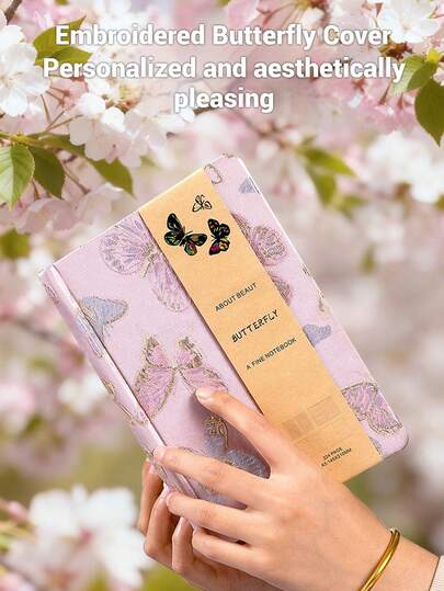 دفتر بحجم A5 مكون من 112 صفحة، 4 أنواع من الصفحات الداخلية (28 صفحة لكل من المسطرة/فارغة/الشبكية/المنقطة)، تصميم غطاء صلب فريد مطرز بالفراشات، ورق كتابة ناعم 100 جرام/م2 مقاوم للتسرب، تجليد قوي قابل للطي 180 درجة مع علامة إشارة، دفتر تعليمي للطلاب، لوازم مدرسية، هدية عيد الميلاد والعام الجديد للعائلة والأصدقاء