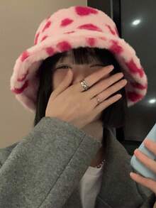 1顶情人节心形粉色毛绒渔夫帽，针织保暖冬帽，送给爱人和朋友的时尚礼物