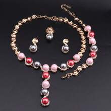 1入組流行的粉色珠子和白色仿珍珠和鑽石珠寶套裝，包括項鍊、手鍊、耳環、戒指，非常適合女性婚禮派對配飾和禮品