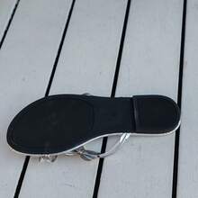 Modne damskie płaskie sandały z motywem motyli i kwiatów, codzienne klapki plażowe na lato - Srebro - Zobacz 6