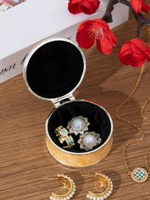 1pc Art Zino Studio Vintage Luxury Zinc Alloy Round Jewelry Box With 3D Embossed Rose + Delicate Edging Details, Sturdy Zinc Alloy Material, Suitable For Storing Earrings, Rings And Other Small Jewelry, Ideal For Birthday Gifts, Daily Grooming Scenarios, Elegant Appearance And Practical Use, Easily Adds A Graceful Ambiance To Your Grooming Space