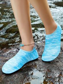 蓝色云朵花卉图案水鞋，男女皆宜的情侣沙滩度假风，适合涉水，柔软橡胶防滑鞋底，室内健身瑜伽鞋 - 藍色漸變 - 查看 6