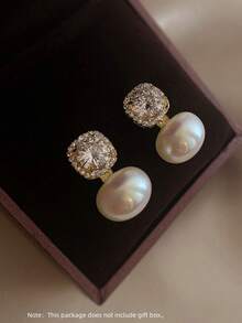 一雙鑲有水鑽和假珍珠的小巧耳釘