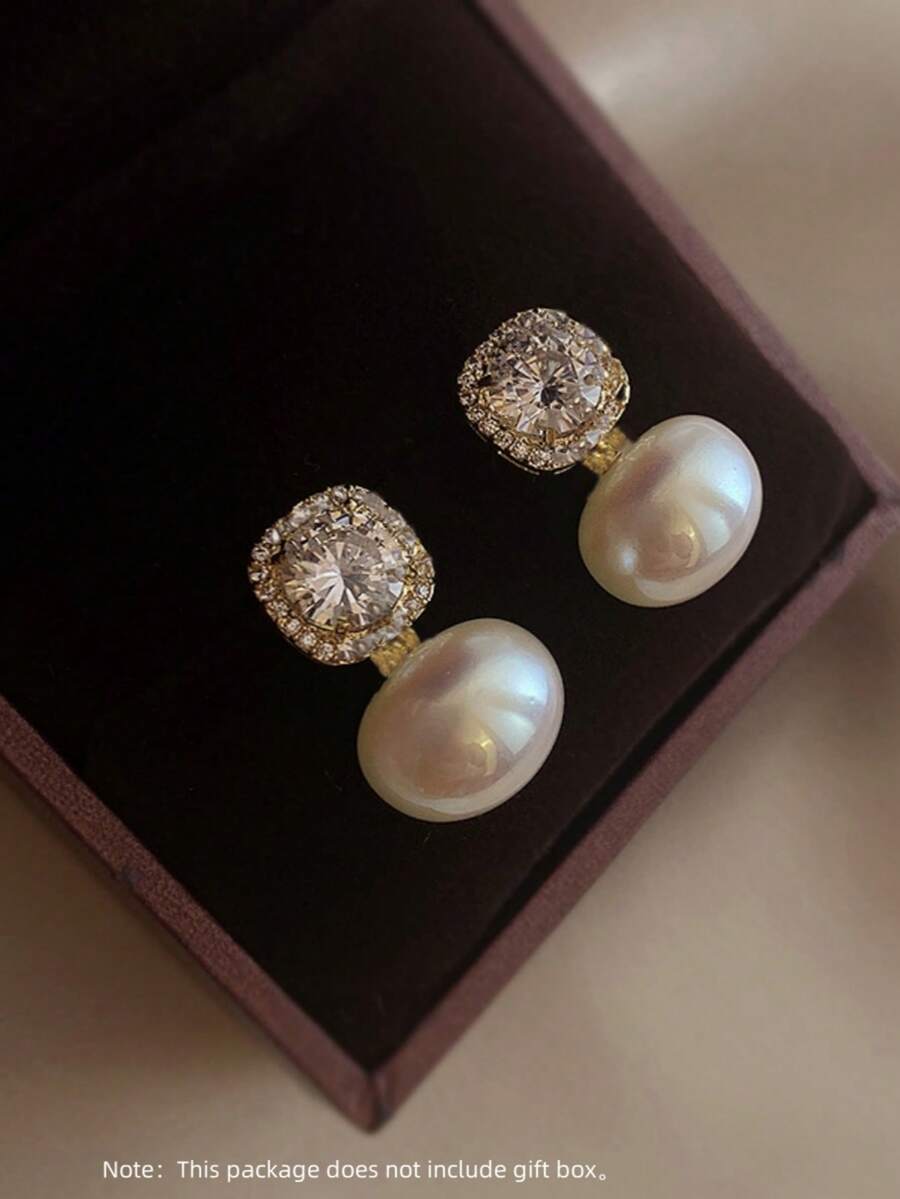 一雙鑲有水鑽和假珍珠的小巧耳釘