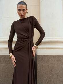 Vestido largo con cuello redondo, corte irregular y que ciñe la cintura, adecuado para uso diario, oficina y citas - Marrón - Ver 3