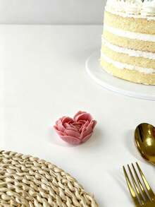 这款心形玫瑰花模具包含1个，适用于DIY香薰蜡烛、石膏艺术装饰、树脂工艺品、陶艺作品和水泥家居装饰，是婚礼纪念品、母亲节礼物、情人节惊喜和新年派对装饰的理想之选。模具采用精致的心形和玫瑰花设计，由耐用材料制成，易于脱模，可重复使用，用于制作节日主题的手工艺品。