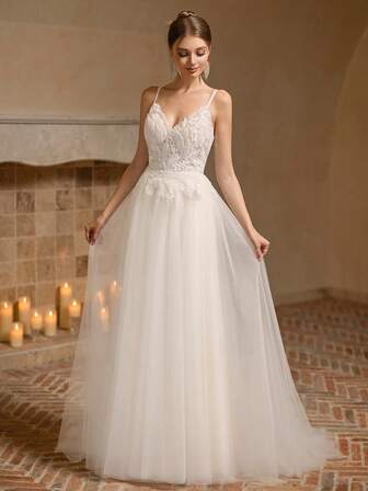 优雅纯色贴花和网纱拼接婚纱