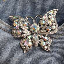 Butterfly Brooch, Luxurious Silver-Toned Frame Adorned With Iridescent Multi-Shaped Rhinestones & Sparkling Crystal Accents, Dazzling Elegant Shimmering Design, Stylish Accessory For Dresses, Blazers, Scarves & Glam-Chic Daily Styling - Bạc - Xem 3