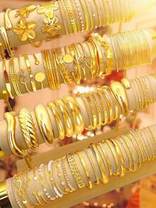 Bộ vòng tay bản to, cổ điển nhiều mảnh, có thể xếp chồng lên nhau, gồm 25/20/15/5/3 chiếc, với các họa tiết hoa, hình học, nút thắt, giọt nước, sóng, xoắn, trái tim rỗng, đá pha lê, ngọc trai giả, biểu tượng vô cực, xoắn, đính hạt, dây xích hình rắn, dây xích hình máy bay, dây xích khóa, dây xích hộp, dây xích xoắn, dây xích nơ, chữ "Love", họa tiết dập nổi, tối giản, kim loại, ngoại cỡ, vòng tay bản to dày, thời trang, thanh lịch, cổ điển, dễ thương, phù hợp cho ngày lễ, tiệc tùng, hẹn hò, làm quà tặng, đeo hàng ngày. - Vàng - Xem 8