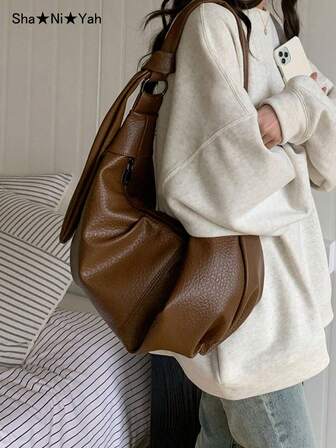 大容量复古软皮褶皱新月包，风格悠闲，休闲百搭，通勤单肩斜挎皆宜。