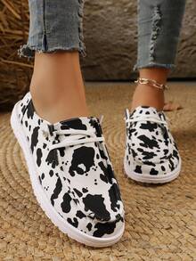 Uniwersalne, lekkie, modne, sznurowane, wsuwane mokasyny w dużych rozmiarach, z okrągłym noskiem, wygodne, codzienne, do pracy, na zakupy i na wakacje, z czarno-białym nadrukiem w krowie cętki, z oddychającego materiału, z płaską podeszwą, na wiosnę/jesień - Czarne i Białe - Zobacz 6