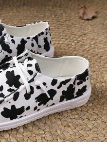 Uniwersalne, lekkie, modne, sznurowane, wsuwane mokasyny w dużych rozmiarach, z okrągłym noskiem, wygodne, codzienne, do pracy, na zakupy i na wakacje, z czarno-białym nadrukiem w krowie cętki, z oddychającego materiału, z płaską podeszwą, na wiosnę/jesień - Czarne i Białe - Zobacz 3