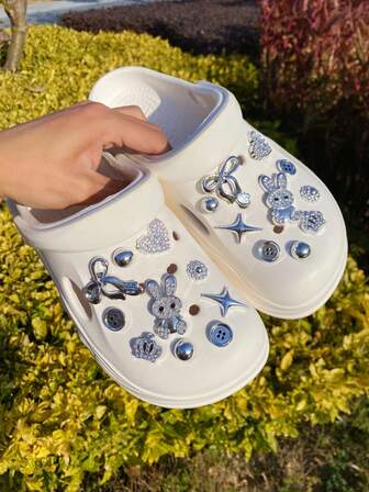 20개 귀여운 실버 토끼, 하트, 꽃, 별, 왕관 속이 빈 신발 장식 DIY 탈착식 캐주얼 액세서리 - 재미있고 다기능적인 개인화된 신발 장식, 휴일, 파티 및 특별한 날을 위한 완벽한 선물