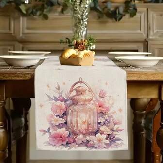 طقم قطعة واحدة من مفرش طاولة بموضوع رمضان مع تصميم فوانيس رمضان الأنيقة باللون الوردي المزين بنجوم وأنماط فوانيس، مزين بتفاصيل زهرية وردية. مفرش طاولة مستطيل من البوليستر المتين مناسب للمطابخ والمطاعم والحفلات وديكور المنزل. متوفر بأحجام مختلفة لديكور العطلات الريفية، وهو خيار مثالي كهدية.